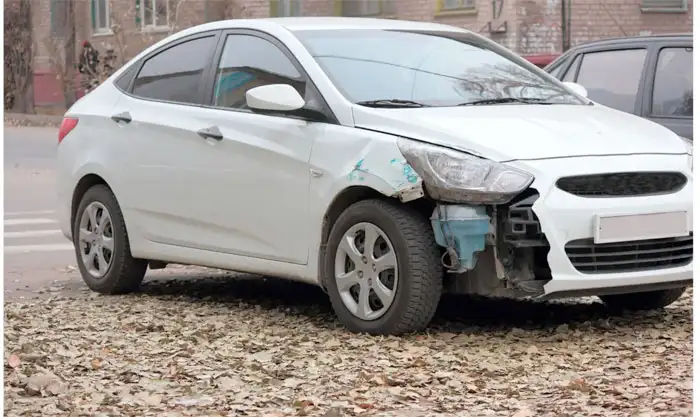 Weiße Limousine mit Motorschaden in Sulz am Neckar